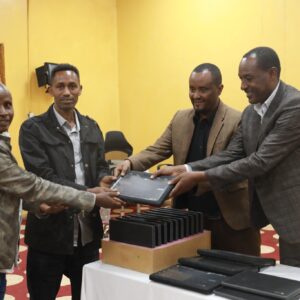 ማህበሩ ለ10 ትምህርት ቤቶች 310 ኮምፒውተሮችንና 10 ሰርቨሮችን አበረከተ፡፡