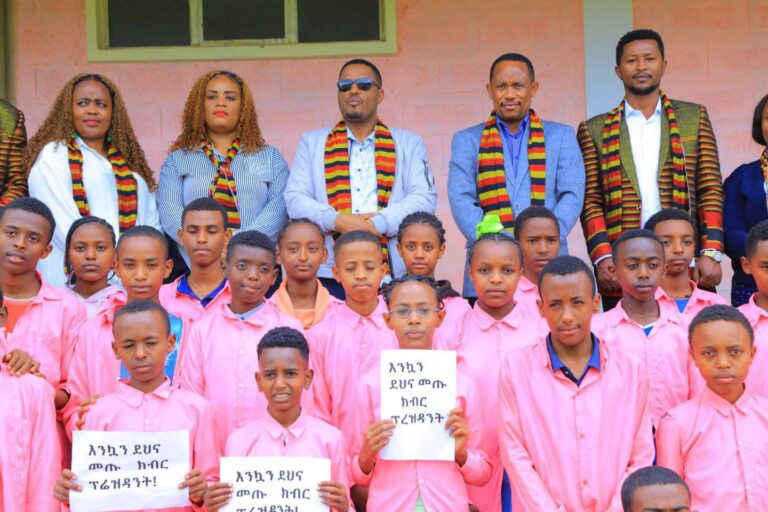 ርዕሰ መስተዳድር ጥላሁን ከበደ በአረካ ከተማ የሚገኝውን የወላይታ ሊቃ ትምህርት ቤት ጎበኙ!።