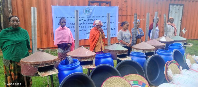 ከጎዳና ለተመለሱ ልጆች ወላጆች የንግድ ስራ መነሻ ካፒታልና ንብረት ተሰጣቸው፡፡